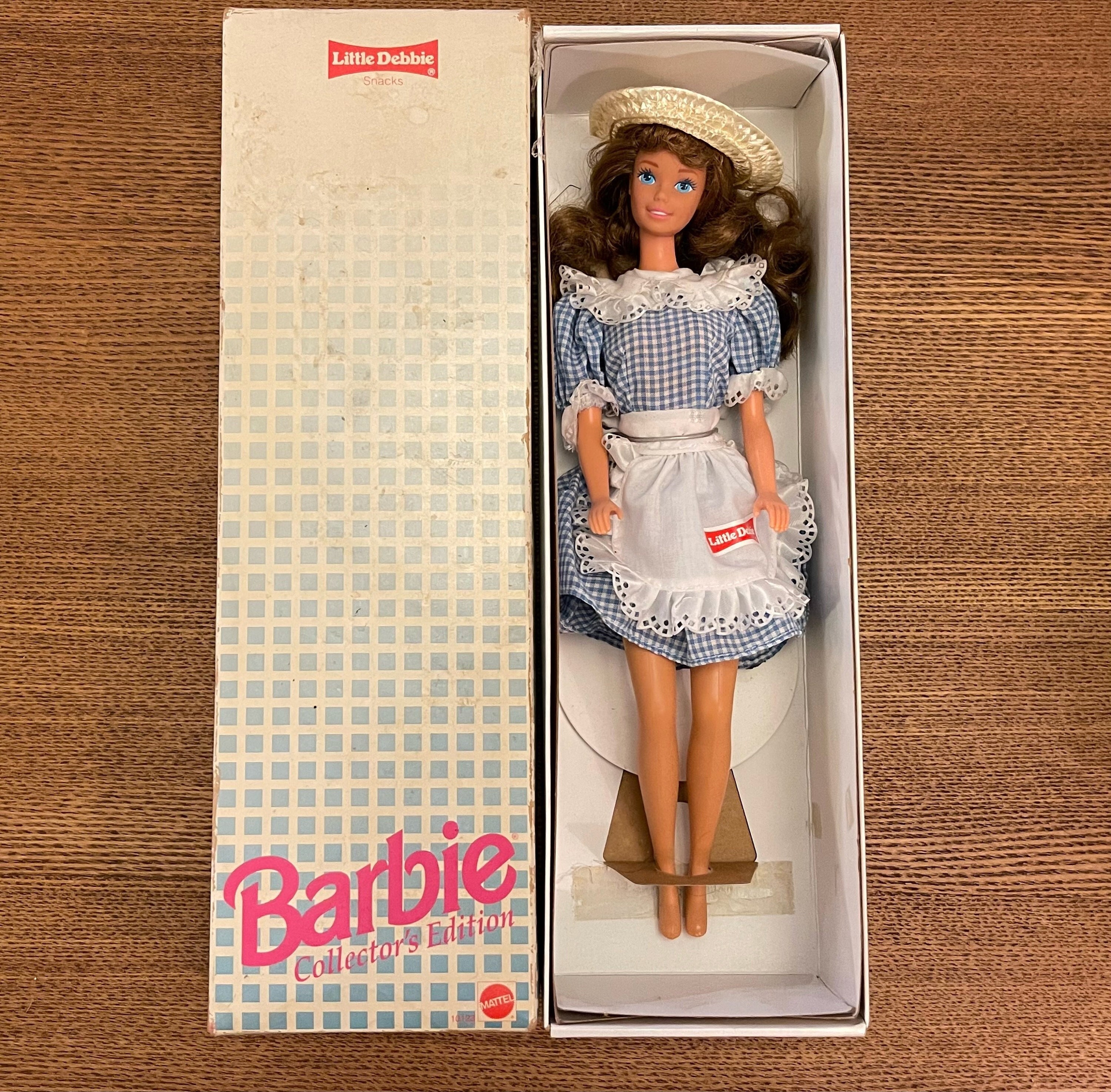 LITTLE DEBBIE BARBIE Doll…Collector’s Edition…Mattel…#10123…Straw Hat,  Checkered Dress, Decal, Stand…1992 Original Box #602