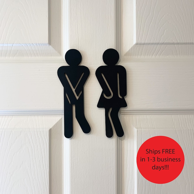 K&ouml;nnte beinhalten: Schwarze Silhouetten von Toilettenzeichen f&uuml;r M&auml;nner und Frauen an einer wei&szlig;en T&uuml;r. Das Schild lautet "Versand KOSTENLOS in 1-3 Werktagen!!!"