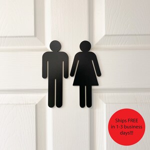 K&ouml;nnte beinhalten: Schwarze Silhouette eines Toilettenzeichens f&uuml;r M&auml;nner und Frauen an einer wei&szlig;en T&uuml;r. Der Text "Ships FREE in 1-3 business days!!!" befindet sich in einem roten Kreis.