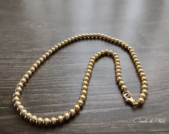Ketting van 18-karaats gouden kralen op sterling zilver. Stapelbare gouden choker. Fijne ketting van kleine vergulde gouden kralen.