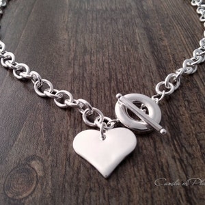 925 versilberte dicke Halskette mit Herzanhänger und Knebelverschluss. Klassischer Schmuck. 925 versilberte Herzkette