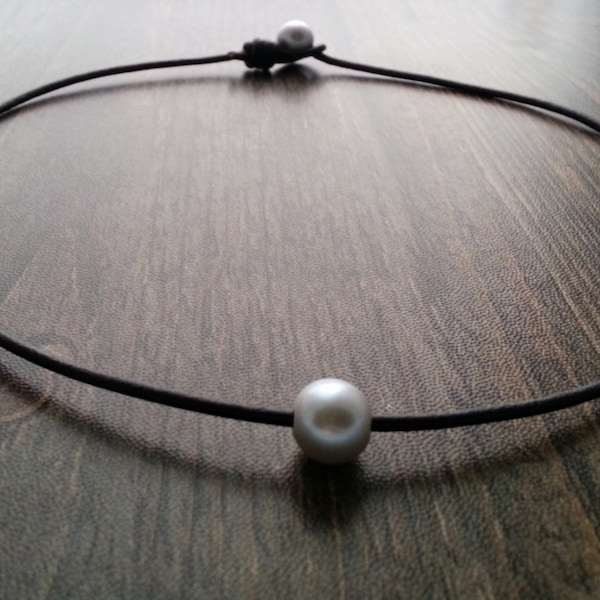 Collier ras de cou simple en cuir et perles gris argenté