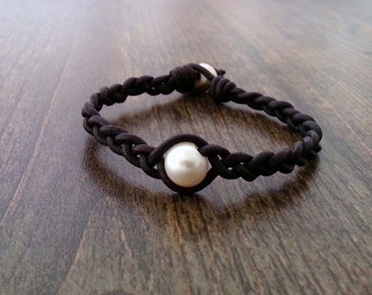 Pulsera de cuero trenzado y perla de agua dulce