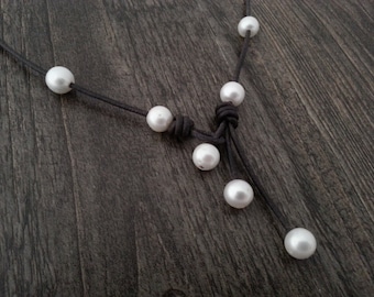 Collar de cuero y perlas cultivadas de agua dulce