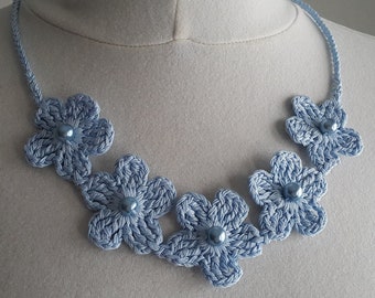 Collana all'uncinetto, Accessorio collo all'uncinetto, Collana fiori, Colore azzurro cielo, 100% cotone.