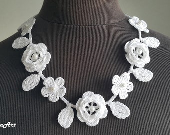 Collana Rosa all'Uncinetto, Accessorio Collo All'Uncinetto, Collana Fiore, Bianco, 100% Cotone.