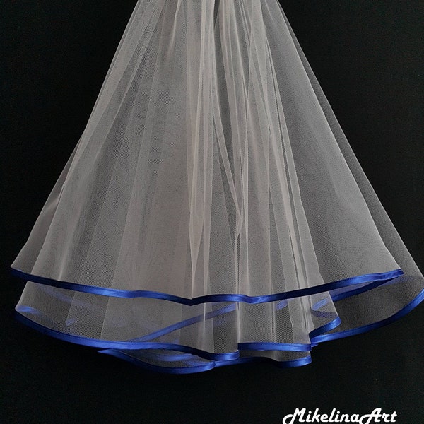 Voile de mariage ivoire, deux couches, bordure de satin bleu royal.