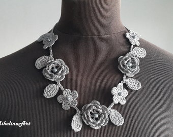 Collana rosa all'uncinetto, accessorio collo all'uncinetto, collana di fiori, colore grigio pelle di squalo, 100% cotone.