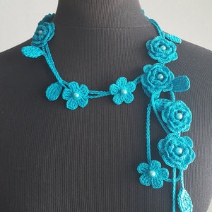 Collana Rosa all'Uncinetto, Accessorio Collo All'Uncinetto, Collana Fiore, Colore Acquamarina, 100% Cotone. immagine 1