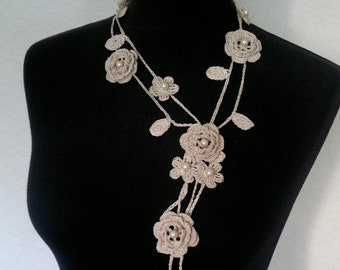 Collana Rosa all'Uncinetto, Accessorio Collo All'Uncinetto, Collana Fiore, Avorio, 100% Cotone.