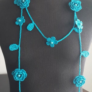 Collana Rosa all'Uncinetto, Accessorio Collo All'Uncinetto, Collana Fiore, Colore Acquamarina, 100% Cotone. immagine 3