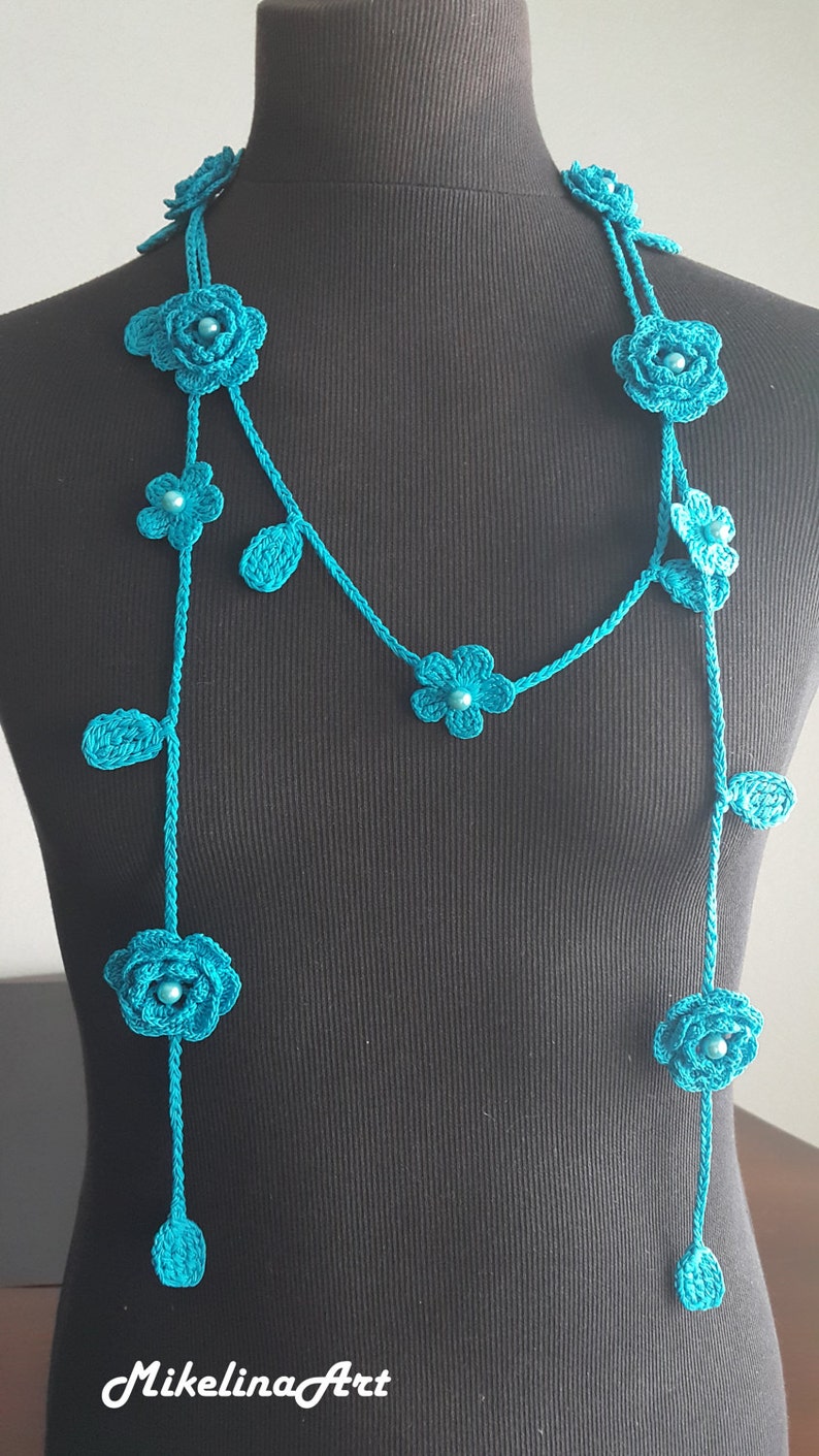 Collana Rosa all'Uncinetto, Accessorio Collo All'Uncinetto, Collana Fiore, Colore Acquamarina, 100% Cotone. immagine 3