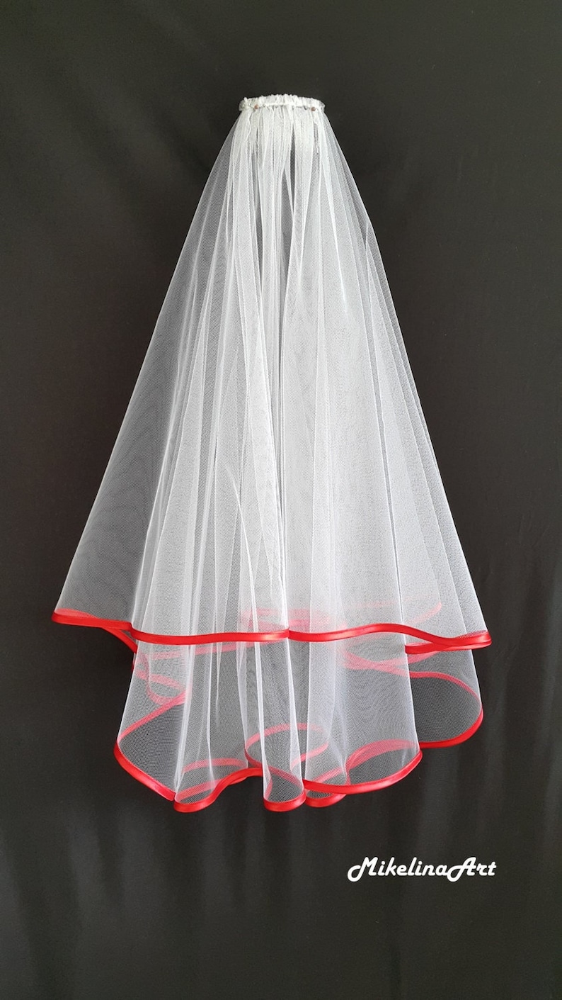 Witte bruiloftssluier, twee lagen, rode satijnen rand. afbeelding 1