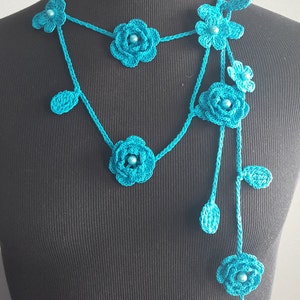 Collana Rosa all'Uncinetto, Accessorio Collo All'Uncinetto, Collana Fiore, Colore Acquamarina, 100% Cotone. immagine 2