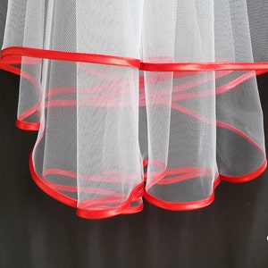 Witte bruiloftssluier, twee lagen, rode satijnen rand. afbeelding 2