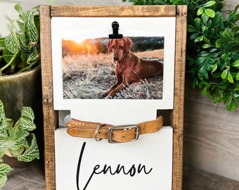 Könnte beinhalten: Holz-Gedenkrahmen für Haustiere mit einem Foto eines Hundes und einem Lederhalsband. Der Rahmen trägt den Namen "Lennon" und die Jahreszahlen "2009-2023". Das Foto wird von einer schwarzen Klammer gehalten.