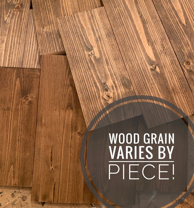 Op de afbeelding: Close-up van meerdere stukken hout met een donkerbruine vlek. De houtnerf varieert per stuk. De tekst "WOOD GRAIN VARIES BY PIECE!" is over de afbeelding gelegd.