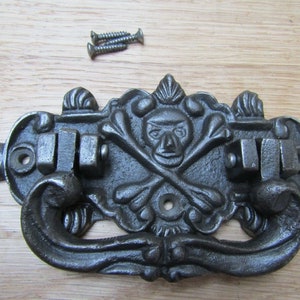SKULL & CROSSBONES Cast iron Vintage rustic chest Pirate skeleton coffin Furniture blanket box lifting pull handle antique iron
