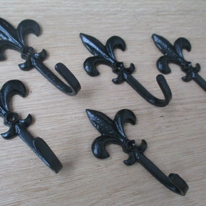 Set van 5 COTTAGE fleur de lys gietijzeren rustieke kapstokhaken vintage retro victoriaans oud antieke ophanghaken haringen zwart antiek