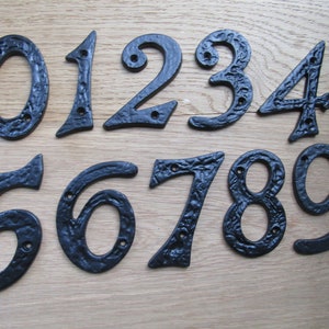 Schwarzes antikes großes Gusseisen altes englisches Cottage Land rustikale Haus Wohnung Tür Zahlen Ziffern Plakette Schild