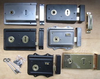 Peut inclure: Un ensemble de six serrures de porte dans différentes finitions, notamment argent, noir et laiton. Chaque ensemble comprend un pêne dormant, une plaque de frappe et deux clés.