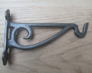 Staffa Per Cesti Appesi Norhogo – Gancio A Muro In Metallo Nero Per Pieste, Lanterne E Mangiatoie – 26x15 Cm Con Viti Incluse