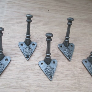 Set van 5 CROWN ARTS CRAFTS Gietijzeren rustieke hoed kapstokhaken vintage retro victoriaans oud antieke kapstok ophanghaken kapstok antiek ijzer