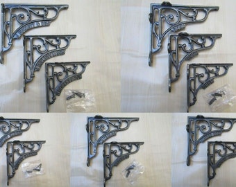 Puede incluir: Conjunto de seis soportes de estante de hierro fundido de estilo antiguo. Cada soporte presenta un diseño decorativo de desplazamiento y la inscripción "J. Wright & Son". Los soportes son de color gris oscuro y vienen con tornillos.