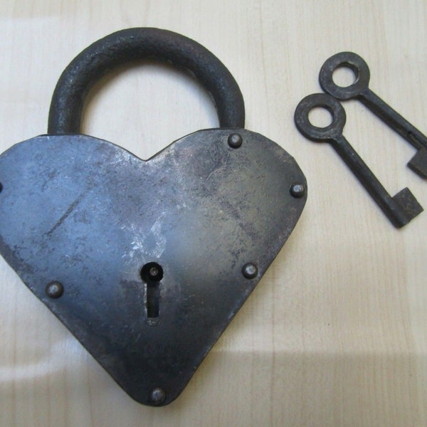 CAST IRON HEART Cadenas vintage Rustique à l'ancienne Pirate trésor Coffre coffre Serrure de porte fonctionnant serrure et clé en fer antique