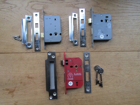 thumbnail image 2 of 63/75mm 5 Lever Mortice Door Sash Lock With 2 Keys - Ironmongery World IMW96069 2 of 4