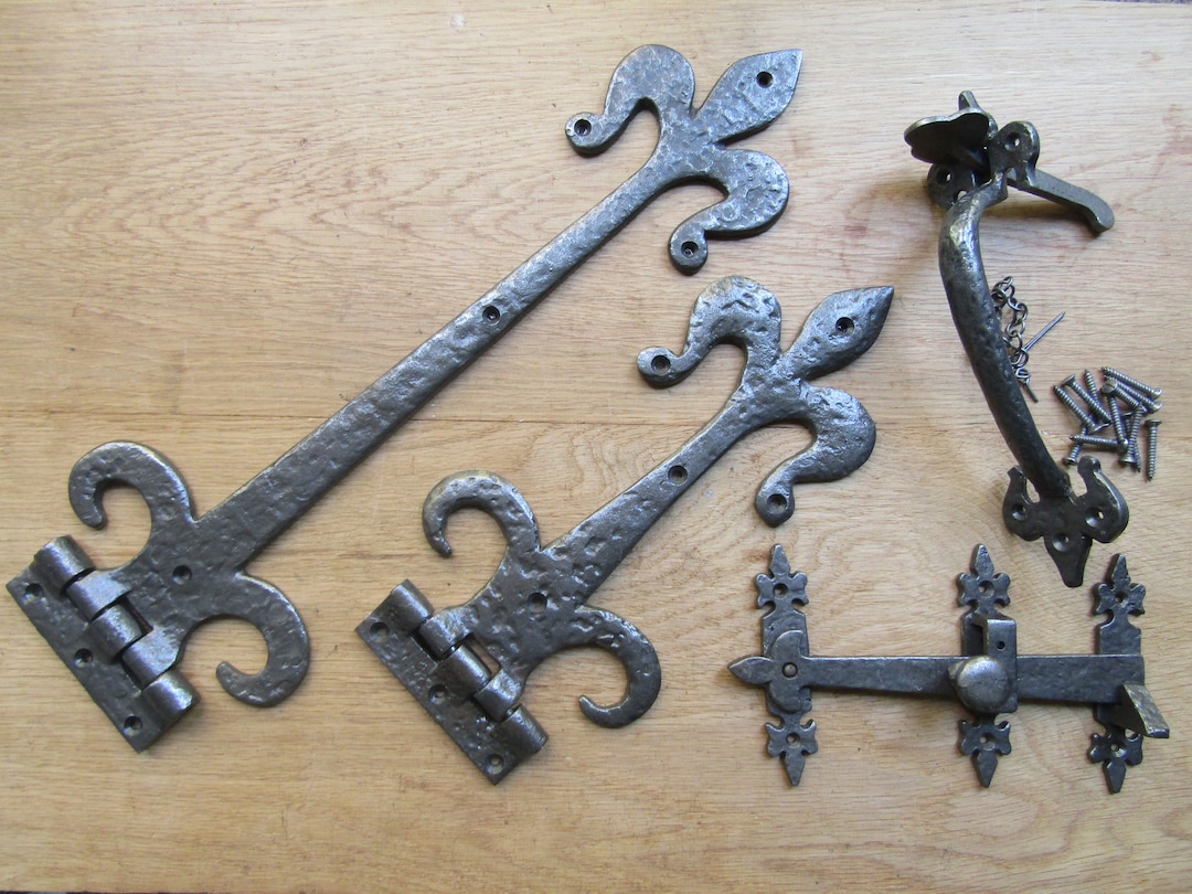 Small Fleur de Lys Hinge in Antique Iron | Hinges Small Fleur de Lys Hinge in Antique Iron | Hinges