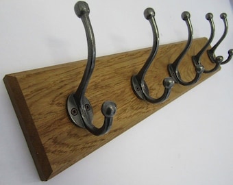 Appendiabiti da parete rustico in legno massello di quercia fatto a mano nel Regno Unito, con ganci in ghisa e punta a bulbo, in 2 colori.
