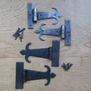 PAR DE WINDSOR hierro forjado vintage inglés antiguo herrero forjado a mano Fleur de lys bisagras de puerta de gabinete rústico