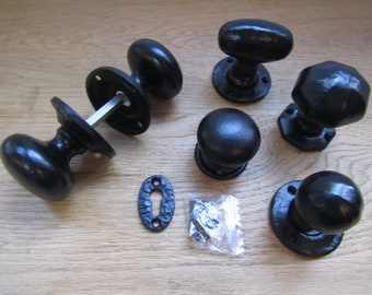 Pomos de puerta estilo Tudor gótico de hierro fundido, color negro antiguo, estilo rústico vintage, para casa de campo, con cerradura de borde y manijas.