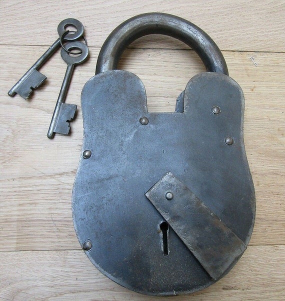 ANTIQUE IRON PADLOCK Vintage Rustic Old Fashion Pirate Treasure