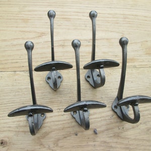 Set van 5 BOWLER Insteekhaak Gietijzeren rustieke hoed- en jashaken vintage retro oud antieke ophanghaken haringen ANTIEK IJZER