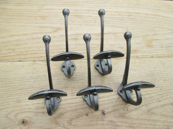 Ironmongery World 5 x Cast Iron Victorian Hat And Coat Hook Vintage School House Hook + Screws