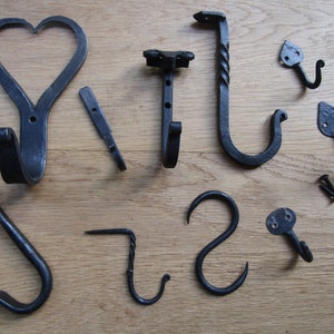 5er Pack HANDGESCHMIEDET BLACKSMITH rustikale schmiedeeiserne Haken Vintage alte Landhaus Eisen Aufhängehaken Cottage Küche handgeschmiedet SCHWARZ