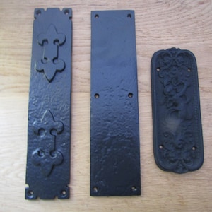 NEGRO ANTIGUO hierro fundido rústico viejo victoriano adornado estilo vintage decorativo elegante placa de dedo placa de empuje de puerta
