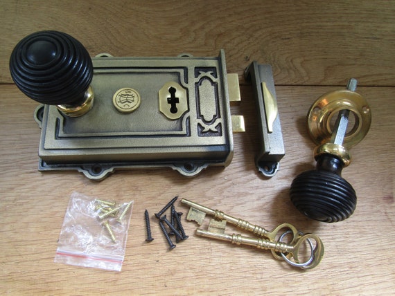 Rustic Vintage Wooden Door Knob Set With Cast Iron Lock – Country Cottage Style
