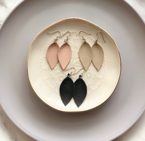 Small leather earrings in nude, black or ivory