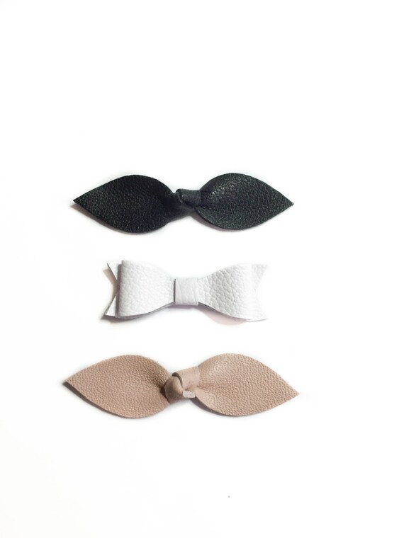 Neutral Baby hair bow gift set, baby shower favors, leather black bow, hair clips leather, girl hair bows, black and white, baby girl bows
