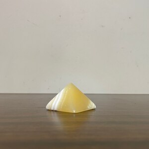 1.25&quot; Tan & White Marble Pyramid Figurine - Natural Variegated Stone Onyx Agate Alabaster Egypt Egyptian Paperweight Statuette Figure Decor