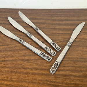 Four United Silver Co. Cassandra Stainless Steel Dinner Knives - Midcentury Mod Daisy Botanical Flower Flatware Silverware Set of 4