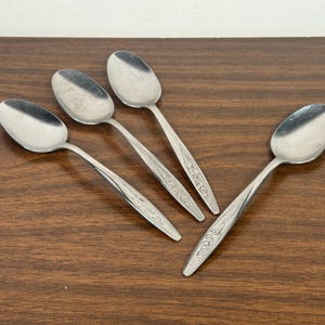 Quatre + International Silver Radiant Rose 7&quot; cuillères de table - Argenterie florale botanique en acier inoxydable du milieu du siècle, lot de 4 ou huit 8