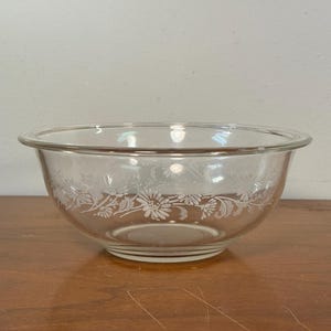 Pyrex White Lace 323 1.5 L (1.5 Qt) Clear Glass Mixing Bowl With