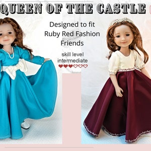 以下が含まれることがあります： ドレスを着た2体の人形が写っています。1体は白いリボンが付いたターコイズのドレス、もう1体はクリーム色のトップスとバーガンディのドレスを着ています。「QUEEN OF THE CASTLE」と「Ruby Red Fashion Friendsにフィットするように設計されています」というテキストが含まれています。