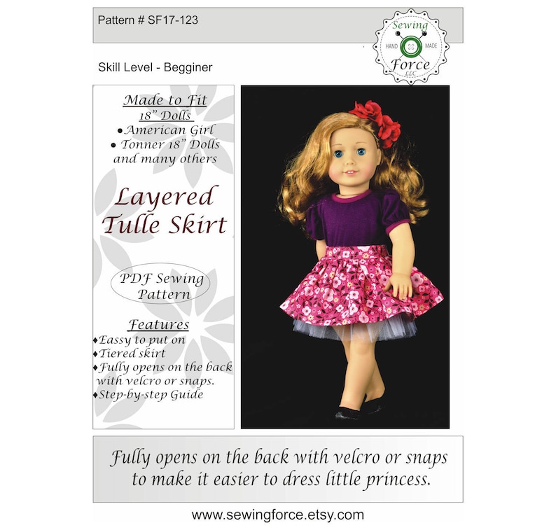 K&ouml;nnte beinhalten: Eine Puppe in einem geschichteten T&uuml;llrock, ein PDF-Schnittmuster f&uuml;r 45,7 cm gro&szlig;e Puppen. Der Rock ist rosa mit einem Blumenmuster, einer wei&szlig;en T&uuml;llunterlage und einem lila Oberteil. Das Muster ist einfach anzuziehen und &ouml;ffnet sich hinten mit Klettverschluss oder Druckkn&ouml;pfen.