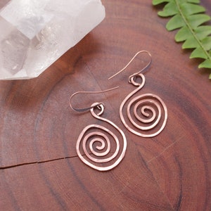 copper swirl earrings // wire work earrings // boho hippie style jewelry // copper earrings // simple earrings // spiral earrings