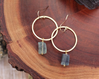 aros de oro martillado // pendientes de aro de piedras preciosas // pendientes de fluorita // pendientes de aro de piedras preciosas // joyas de piedras preciosas naturales // llenos de oro